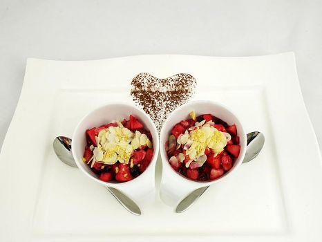 Erdbeer-Obstsalat-Stillleben_fuer_Verliebte
