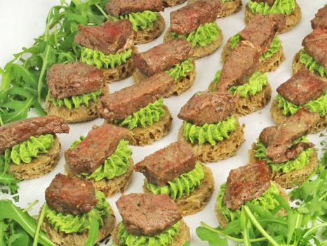 Filet-mit-Rucolabutter-auf-Roggentoastbrot