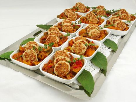 Fingerfood-Mini-Fleischpflanzerl_und_Ratatouille