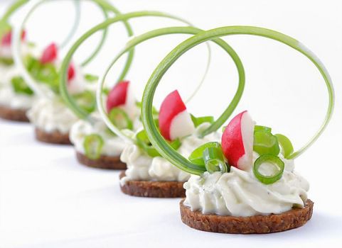 Frischkaese-Lauch-auf-Pumpernickel