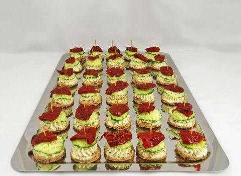 Frischkaese-Salatgurke-Oeltomate-Canapes