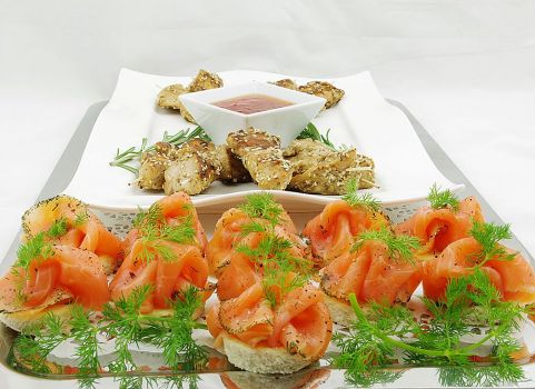 Lachscanapes-und-Satespiesschen