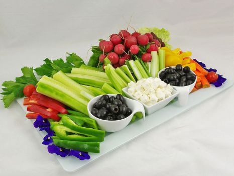 Rohkosteplatte-mit-Schafskaese-und-Oliven