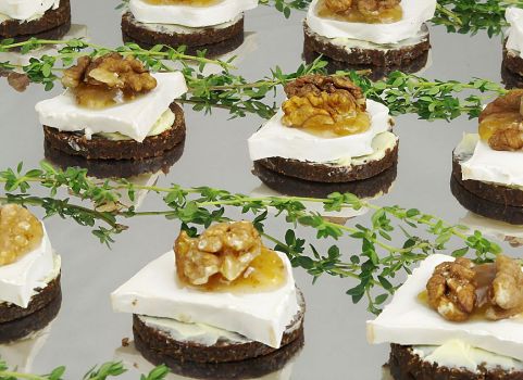 Ziegenkaese-Walnusstaler-auf-Pumpernickel